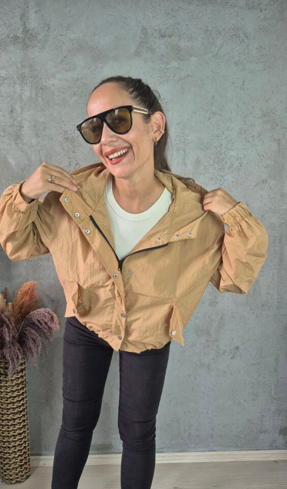 Astarsız Mevsimlik Paraşüt Kumaş Kapüşonlu Fermuarlı Ceket – Camel