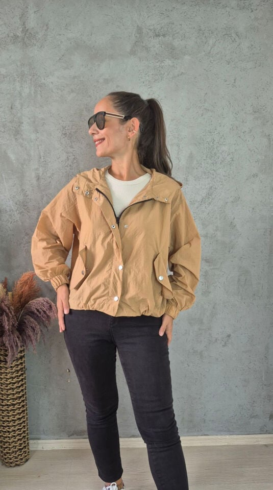 Astarsız Mevsimlik Paraşüt Kumaş Kapüşonlu Fermuarlı Ceket – Camel